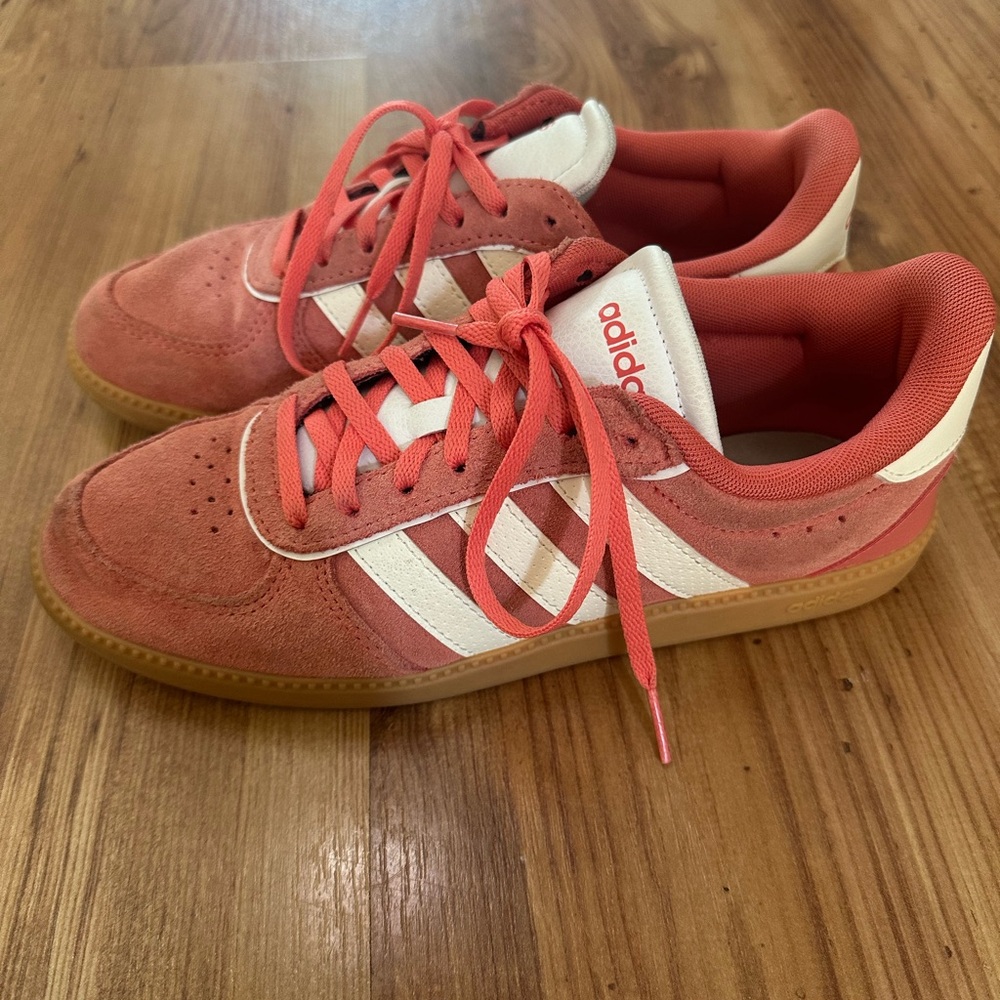 Women’s Size 7 Adidas